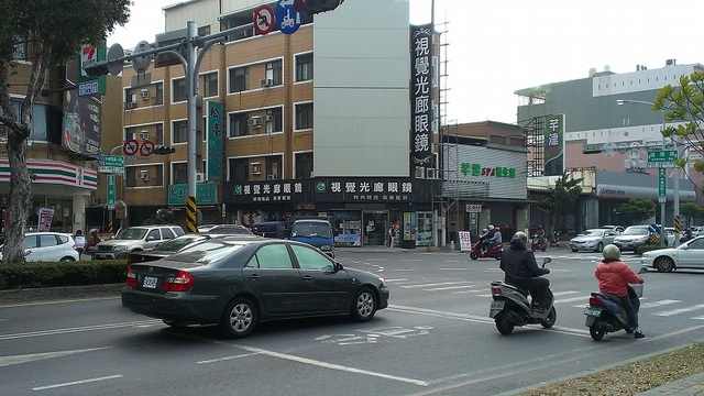 鐵架廣告塔-台南市安平區中華西路+建南路-視覺光廊眼鏡三角窗、安平廣告看板